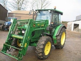 Tractor John Deere 5820 cu Incarcator Frontal second hand 4x4 90-100Cp din 2005 28.900 Euro - Pret | Preturi Tractor John Deere 5820 cu Incarcator Frontal second hand 4x4 90-100Cp din 2005 28.900 Euro