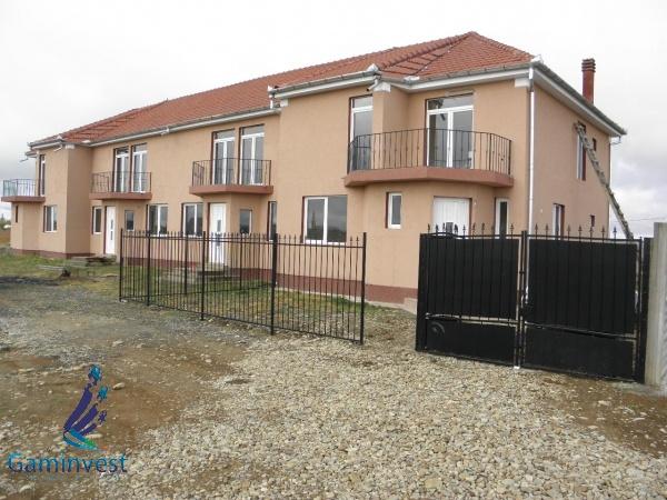 Vand casa / vila duplex in Sanmartin, langa Oradea - Pret | Preturi Vand casa / vila duplex in Sanmartin, langa Oradea