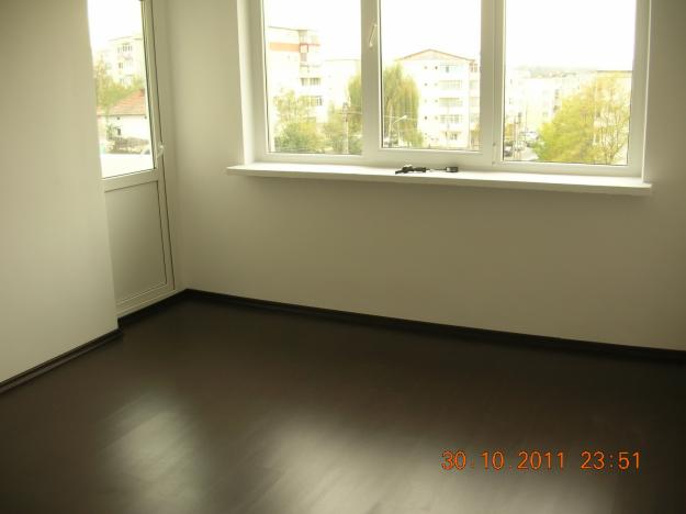 Vand apartament 3 camere Mioveni - Pret | Preturi Vand apartament 3 camere Mioveni