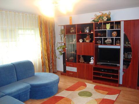 Vand apartament 3 camere - Pret | Preturi Vand apartament 3 camere