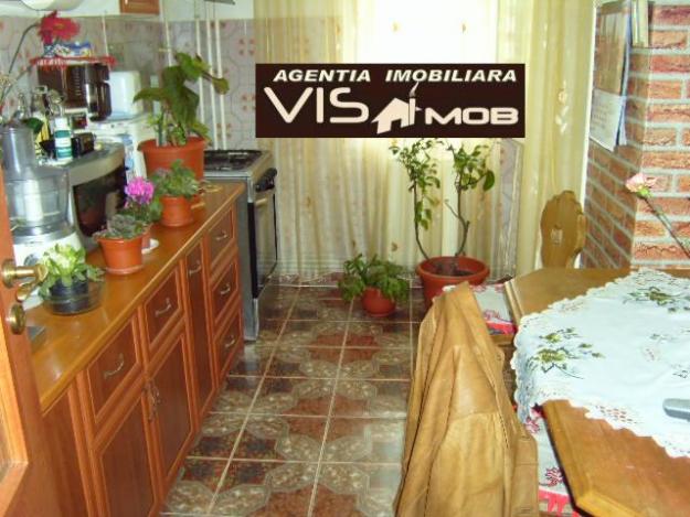 Vand apartament cu 3 camere in zona de jos - Pret | Preturi Vand apartament cu 3 camere in zona de jos