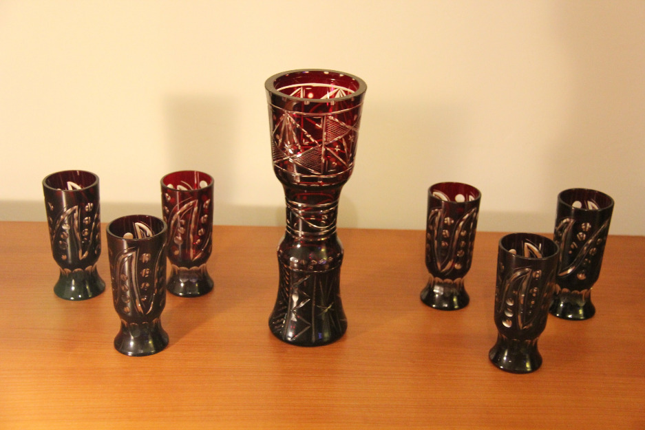Vand set de pahare cu vaza de cristal cu rubin made in Romania - Pret | Preturi Vand set de pahare cu vaza de cristal cu rubin made in Romania