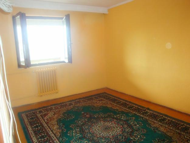 Apartament 2 camere etaj2/ 4 razboieni - Pret | Preturi Apartament 2 camere etaj2/ 4 razboieni