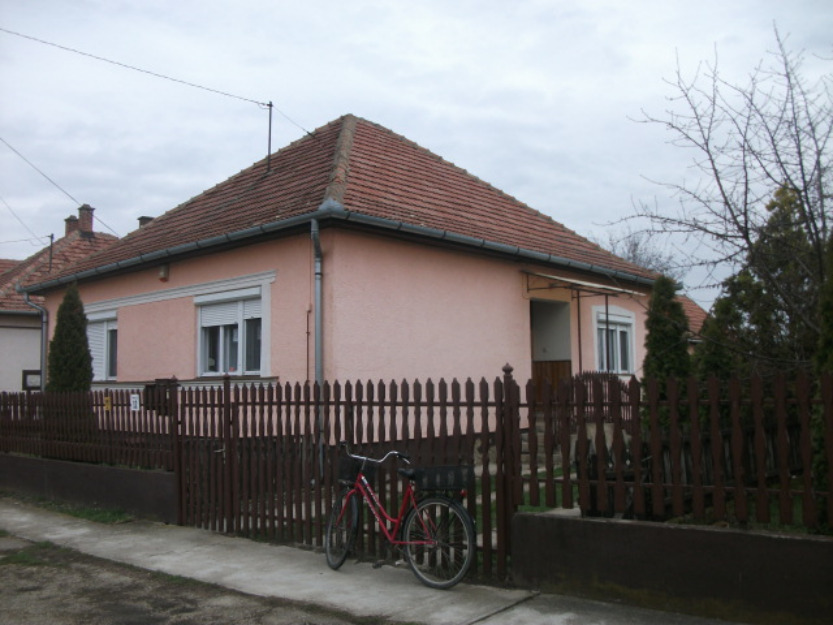 Casa situata la 12 km de Oradea - Pret | Preturi Casa situata la 12 km de Oradea