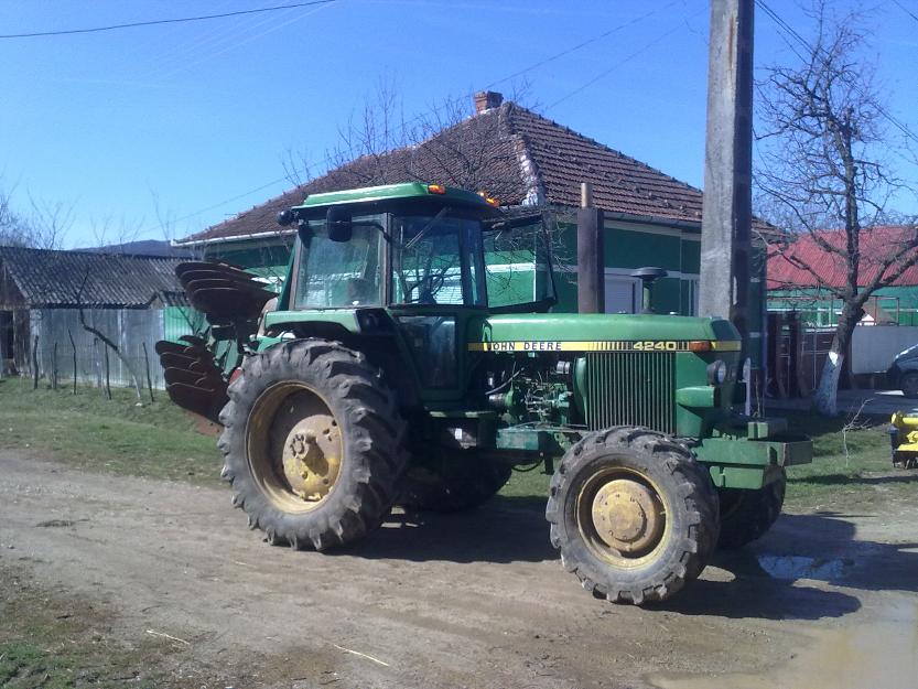 tractor john deere4240+plug 4 capuri reversibil - Pret | Preturi tractor john deere4240+plug 4 capuri reversibil