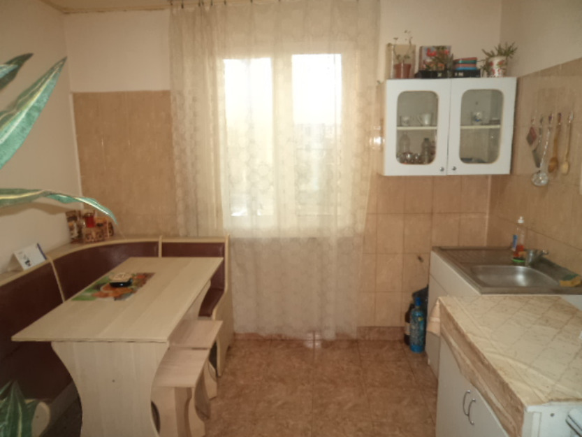 Vand apartament 2 camere in Onesti, etaj 2, zona de sus - Pret | Preturi Vand apartament 2 camere in Onesti, etaj 2, zona de sus