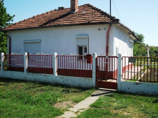 Casa 2 camere cu 1000 mp teren-doar 4500euro - Pret | Preturi Casa 2 camere cu 1000 mp teren-doar 4500euro