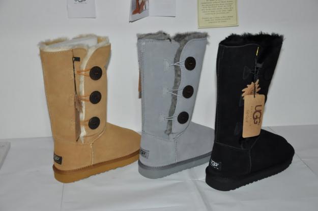 Cizme UGG Triplet ( in stoc) - Pret | Preturi Cizme UGG Triplet ( in stoc)