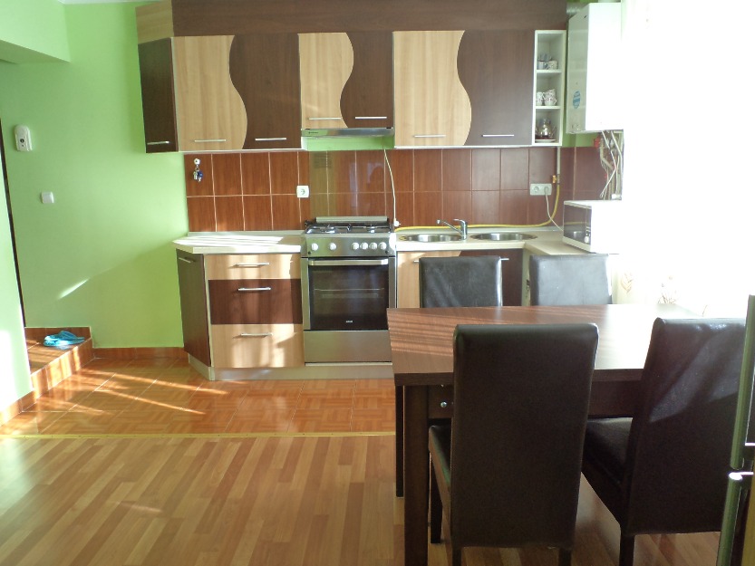 Apartament 2 dormitoare , living , bl. cu 3 nivele - Pret | Preturi Apartament 2 dormitoare , living , bl. cu 3 nivele