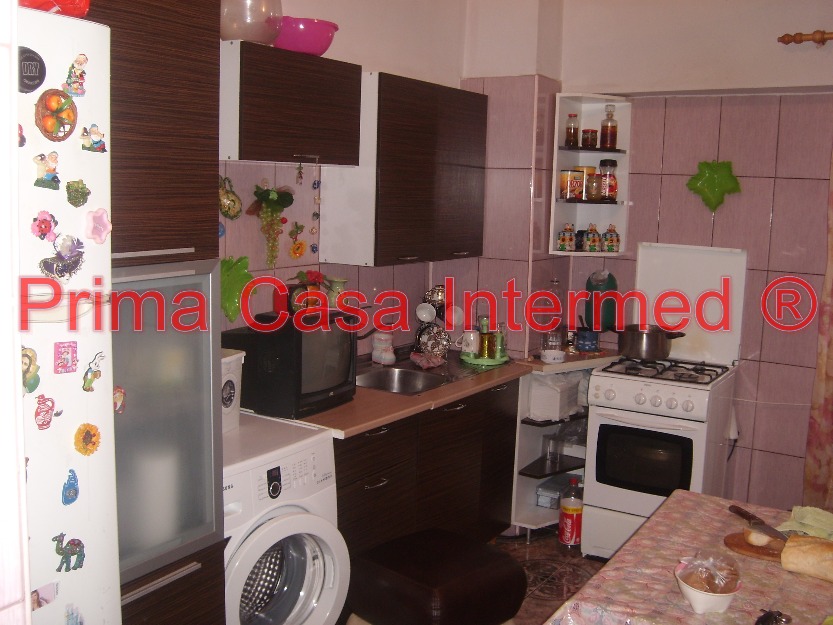 Apartament 4 camere, decomandat, confort 0, Far - Pret | Preturi Apartament 4 camere, decomandat, confort 0, Far