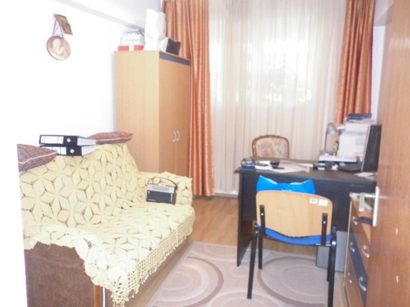 Apartament 3 camere decomandat 3/10 stradal Drumul Taberei - Pret | Preturi Apartament 3 camere decomandat 3/10 stradal Drumul Taberei