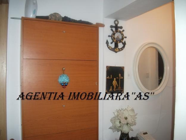 Apartament 3 camere, semidecomandat - Pret | Preturi Apartament 3 camere, semidecomandat