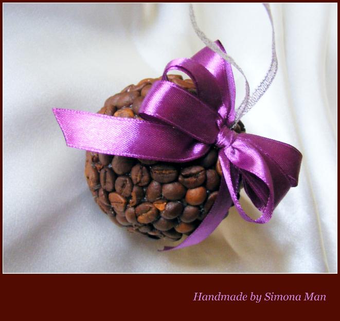 Globuri cu boabe de cafea - un cadou deosebit de Craciun - Pret | Preturi Globuri cu boabe de cafea - un cadou deosebit de Craciun